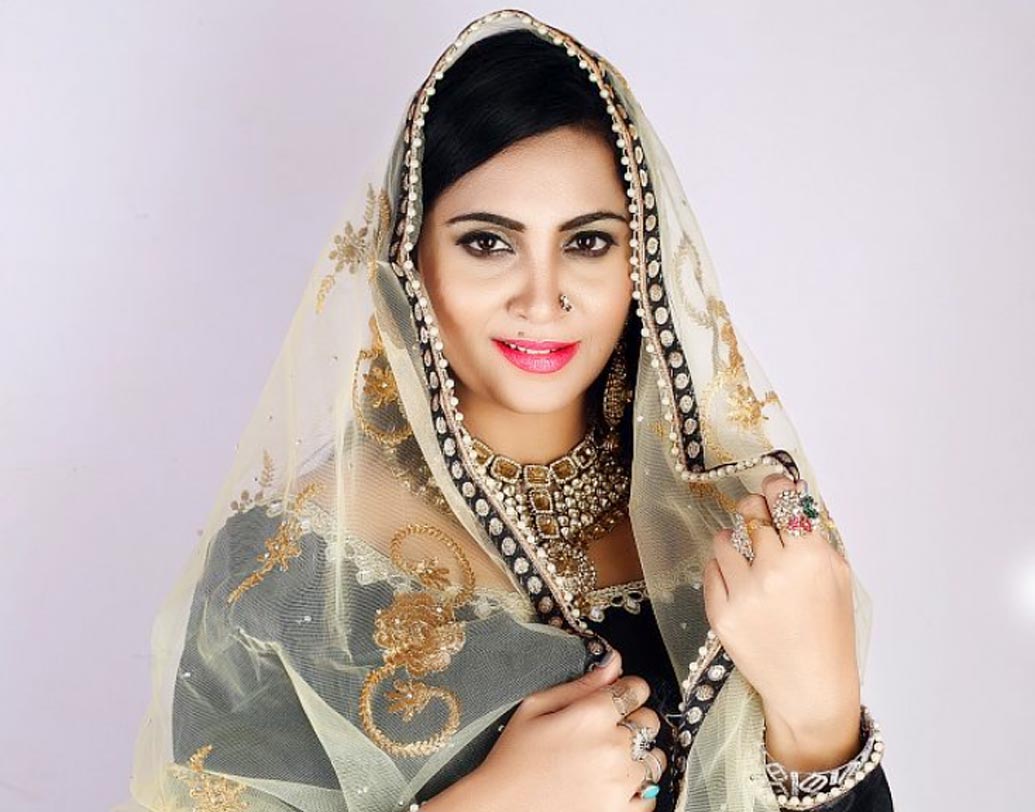 মার্চ, ২০১৬-এ নিজের ইউটিউব চ্যানেলে একটি ভিডিও আপলোড করেন আরশি। এই ভিডিওয় তিনি বলেন, “শাহিদ আফ্রিদি ছ’মাস পরই আমার বাচ্চার বাবা হতে চলেছে।” আরশি খানের এই দাবি মিথ্যে বলে উড়িয়েই দেয় পাক মিডিয়া। পাক বোর্ড বা আফ্রিদি অবশ্য এ বিষয়ে মুখ খোলেননি।