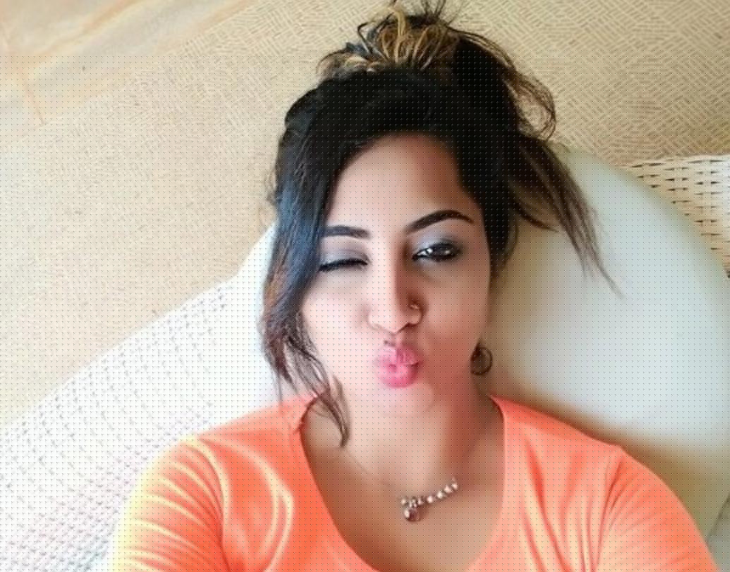 অক্টোবর, ২০১৬। দেহব্যবসায় জড়িত থাকার অভিযোগে পুণের একটি চারতারা হোটেলের ঘর থেকে আরশি খানকে গ্রেফতার করে পুণে সিটি ক্রাইম ব্র্যাঞ্চ। যদিও আরশি নিজেকে নির্দোষ বলে দাবি করেন।