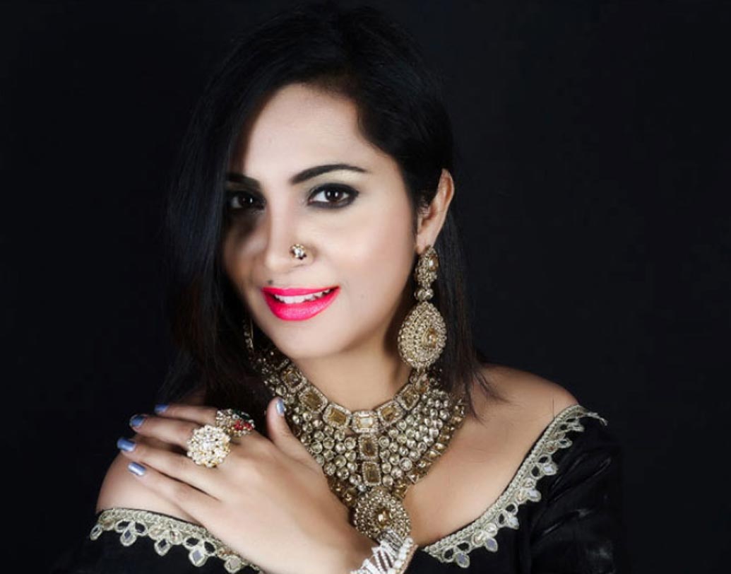 সম্প্রতি ভোপালের মডেল-অভিনেত্রী গহনা বশিষ্ট অভিযোগ করেছেন, বয়স থেকে শিক্ষাগত যোগ্যতা, নিজের সম্পর্কে প্রায় সব কিছুই মিথ্যে বলেছেন আরশি খান।