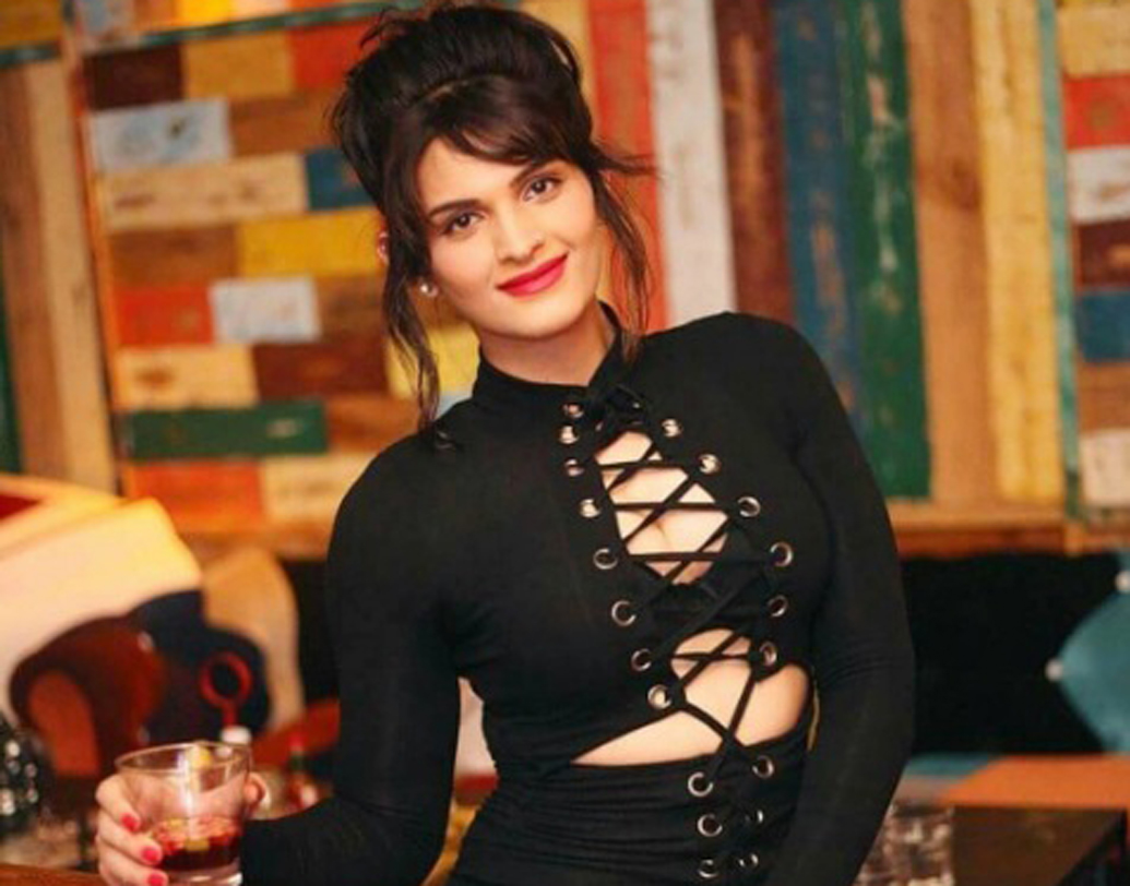 গৌরব জানিয়েছেন, তাঁর ভিতরেই লুকিয়ে ছিল আর একটা গৌরব। ছোটবেলা থেকে যে নিজেকে এক জন মেয়ে বলে ভাবতেই পছন্দ করত। গাড়ির বদলে পুতুল নিয়ে খেলতে বেশি ভালবাসতেন। ভাল লাগত ছেলেদের।