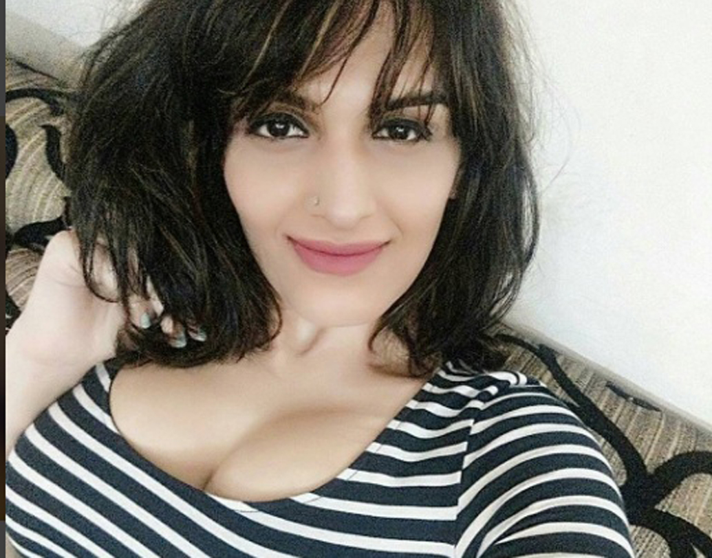 কিন্তু পরিবার আর সমাজের চাপে, ভয়ে প্রকাশ করতে পারেননি নিজের অন্দরের এই সত্তা। নিজের মনটাকে, শরীরের ইচ্ছেকে প্রায় লুকিয়েই ফেলেছিলেন জিমের কঠোর পরিশ্রমে।