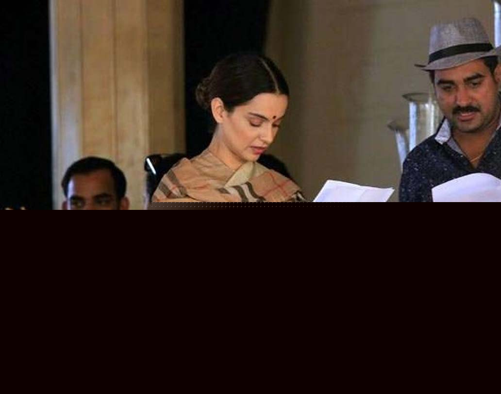 ছবিতে কেমন লুক কঙ্গনার, এই প্রথম প্রকাশ্যে এল ছবি।  এই ছবির শুটিংয়েই তো তরোয়ালের আঘাত লেগেছিল কঙ্গনার কপালে। ‘মণিকর্ণিকা’র জন্য ঘোড়ায় চড়াও শিখেছেন অভিনেত্রী।