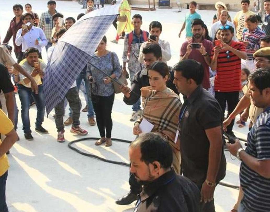 কখনও লক্ষ্মীবাঈ-এর স্ক্রিপ্ট হাতে, তো কখনও ভিড় ঠেলে লোকেশন। চুটিয়ে শুটিং করছেন অভিনেত্রী। ফ্যানেরাও প্রিয় নায়িকার ছবি তুলতে ব্যস্ত।