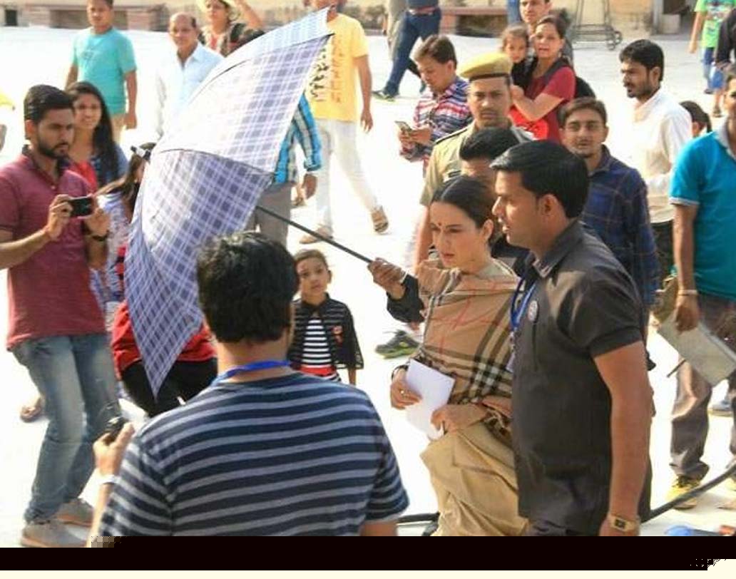 আপাতত ছবির শুটিং চলছে জয়পুরে। সেখানেই শুটিং দেখতে উপচে পড়েছিল ভিড়।