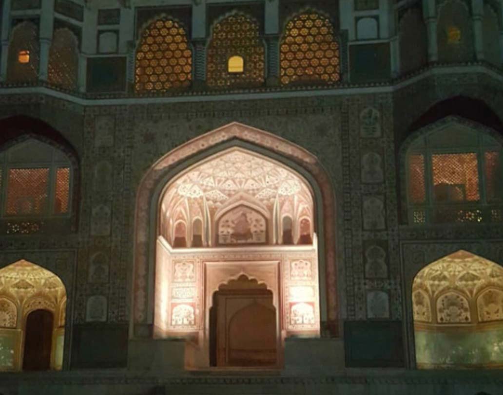 এই শুটিং দৃশ্যের বেশ কয়েকটি ছবি টুইটারে ছড়িয়ে পড়েছে। ছবি সোশ্যাল মিডিয়ায় পোস্ট হতেই ভাইরাল।