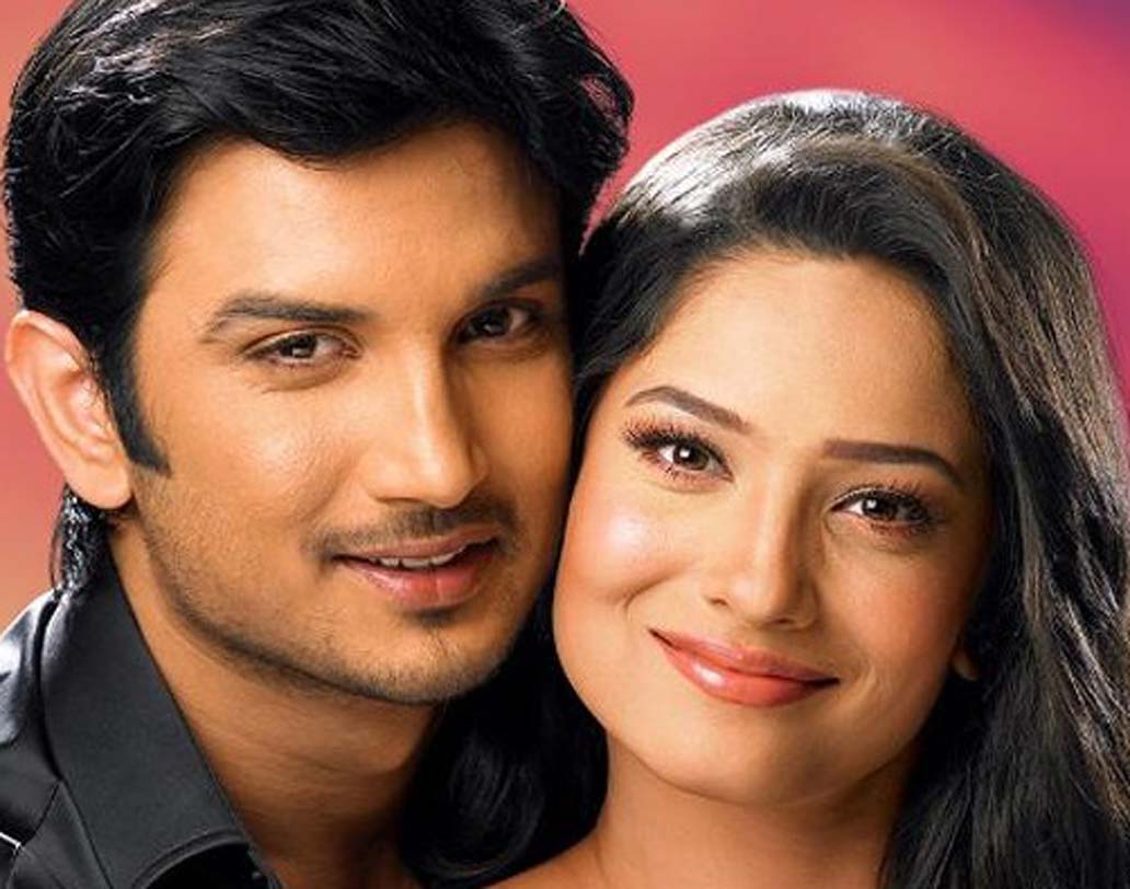 ২০০৯ থেকে ২০১৪ পর্যন্ত চলেছিল এই ধারাবাহিক। সেই ধারাবাহিকেই অঙ্কিতার স্বামীর ভূমিকায় অভিনয় করেছিলেন সুশান্ত সিংহ রাজপুত। চরিত্রের নাম ছিল ‘মানব’। অন-স্ক্রিনের পাশাপাশি অফ-স্ক্রিনেও কিন্তু সম্পর্ক ছিল অঙ্কিতা-সুশান্তের।