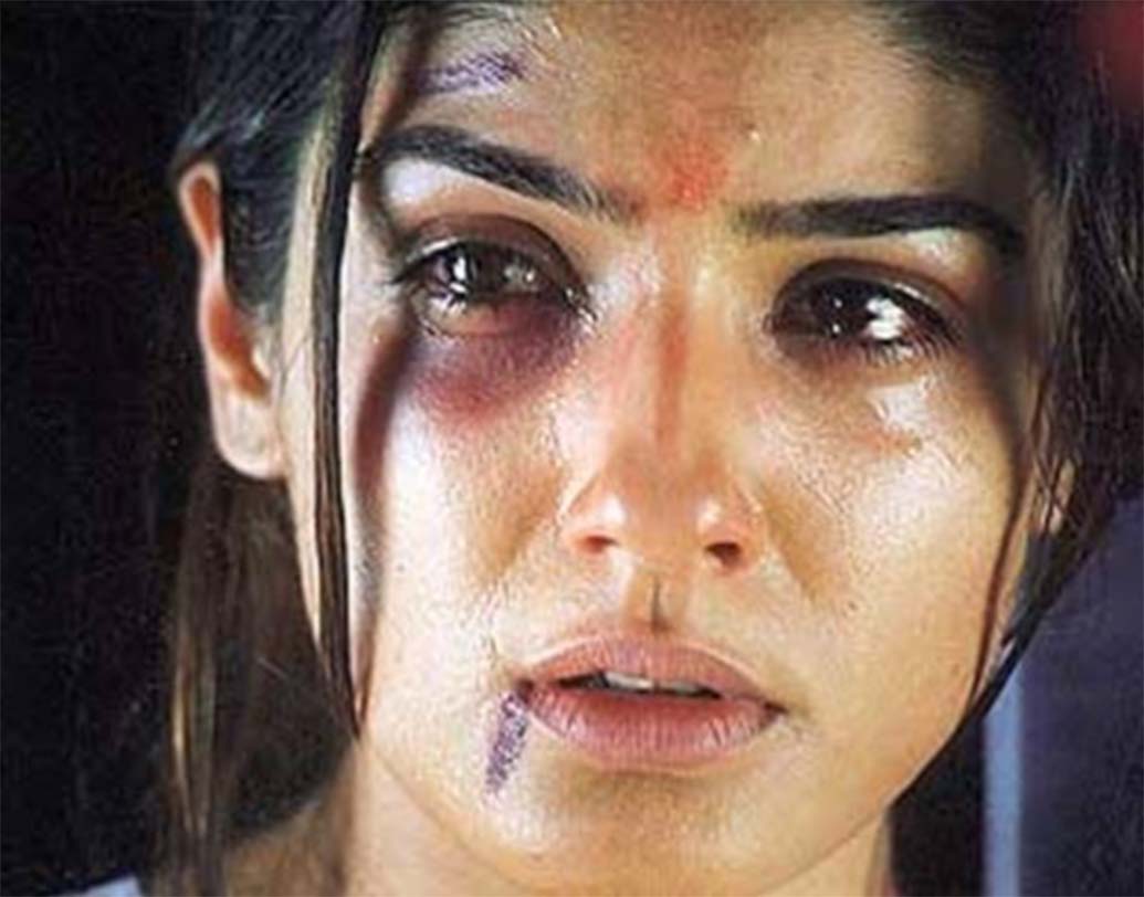 ২০০১ সালে কল্পনা লাজমির ‘দমন’-এ দর্শকদের চমকে দিয়েছিলেন রবিনা টন্ডন। বিয়ের রাত থেকেই স্বামীর যৌন নির্যাতনের শিকার দুর্গা সইকিয়াকে পর্দায় জীবন্ত করে তুলেছিলেন তিনি। সেরা অভিনেত্রীর জাতীয় পুরস্কারও জেতেন রবিনা।