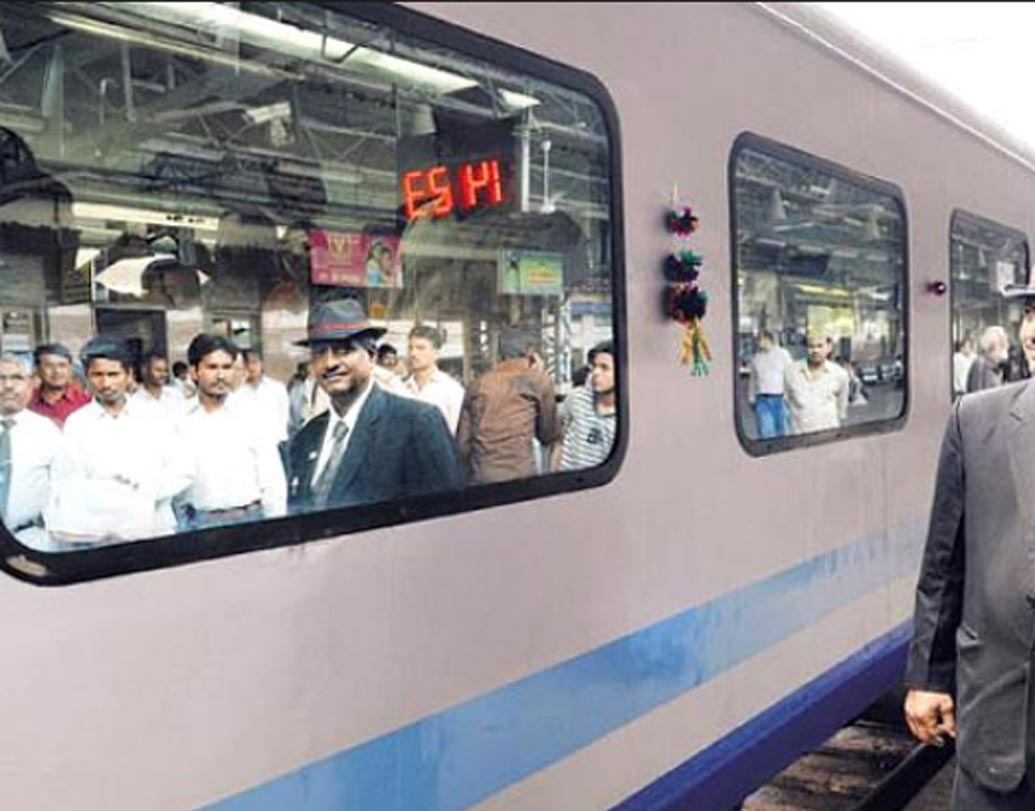 দিল্লি মেট্রোর টিকিটের নিরীখেই স্থির করা হবে এই লোকাল ট্রেনের ভাড়া। স্টেশন পিছু কত ভাড়া হবে? সাধারণ লোকাল ট্রেনের থেকে কতটা পার্থক্য থাকবে ভাড়ায়? এখনও খোলসা করেনি রেল।