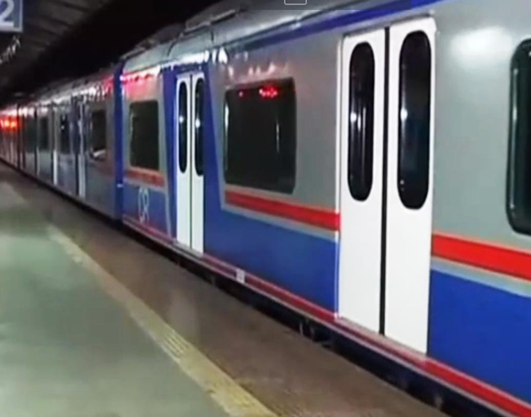 সর্বোচ্চ ১১০ কিলোমিটার গতিতে ছুটবে এই ট্রেন। সব মিলিয়ে মোট ১০২৮টি সিট রয়েছে। সর্বাধিক ৪৯৩৬ জন যাত্রী যেতে পারবেন এই ট্রেনে।