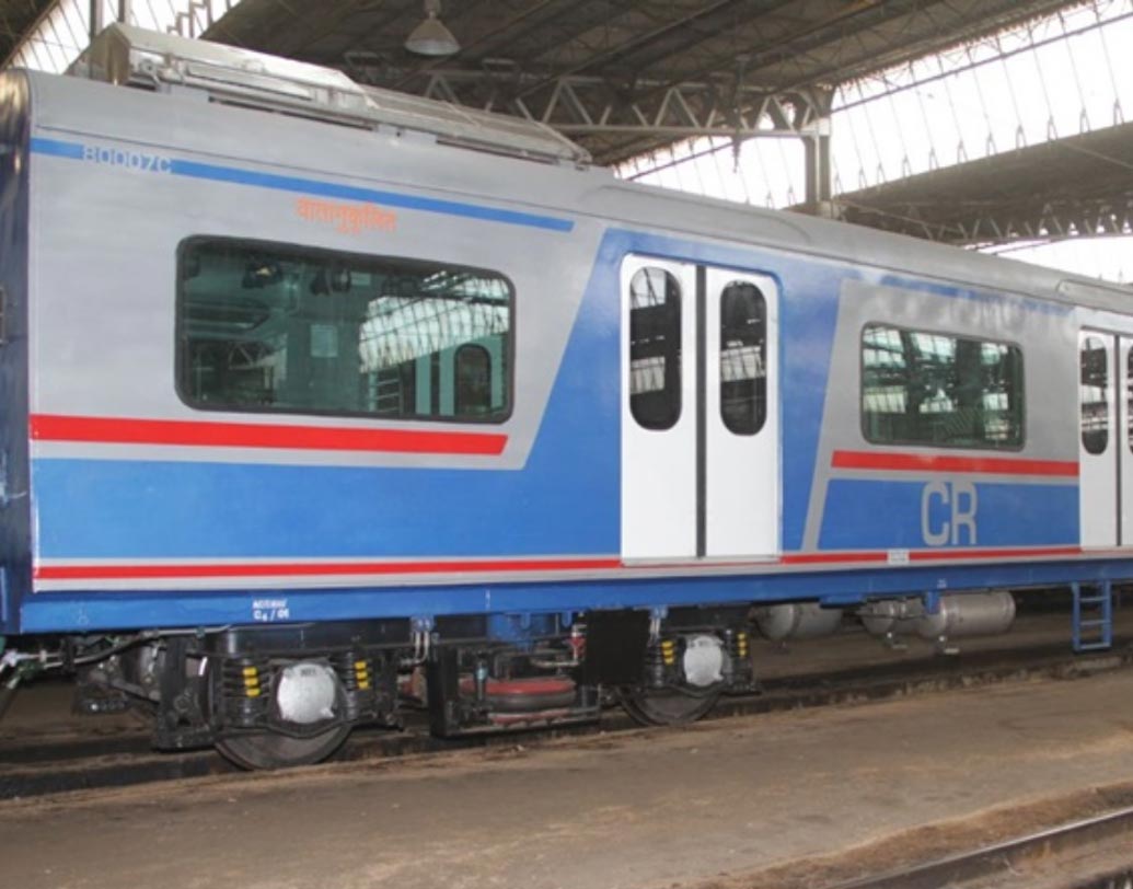 ট্রেনের ছাদ তৈরি করা হয়েছে ওয়্যার রেজিস্ট্যান্ট পিভিসি ফ্লোর টপ দিয়ে। এতে বড়সড় আঘাতেও যাত্রীদের রক্ষা করার ক্ষমতা থাকছে।