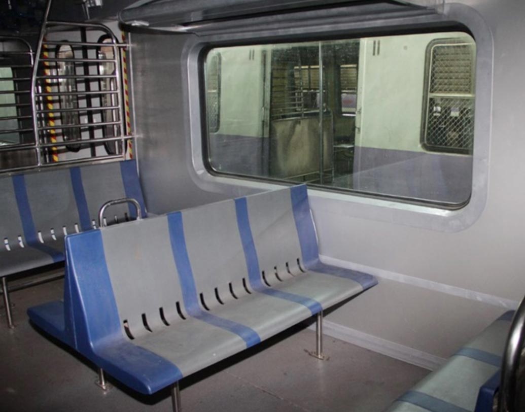 যাত্রাপথ সুন্দর করতে থাকছে চওড়া-ডবল সিটেড কাচের জানলা। বাইরের দৃশ্য উপভোগ করুন। পলি কার্বোনেট সম্পূর্ণ স্বচ্ছ কাচ দিয়ে তৈরি মানানসই মডিউলার লাগেজ র‌্যাক থাকছে এই শীতাতপ নিয়ন্ত্রিত ট্রেনে।