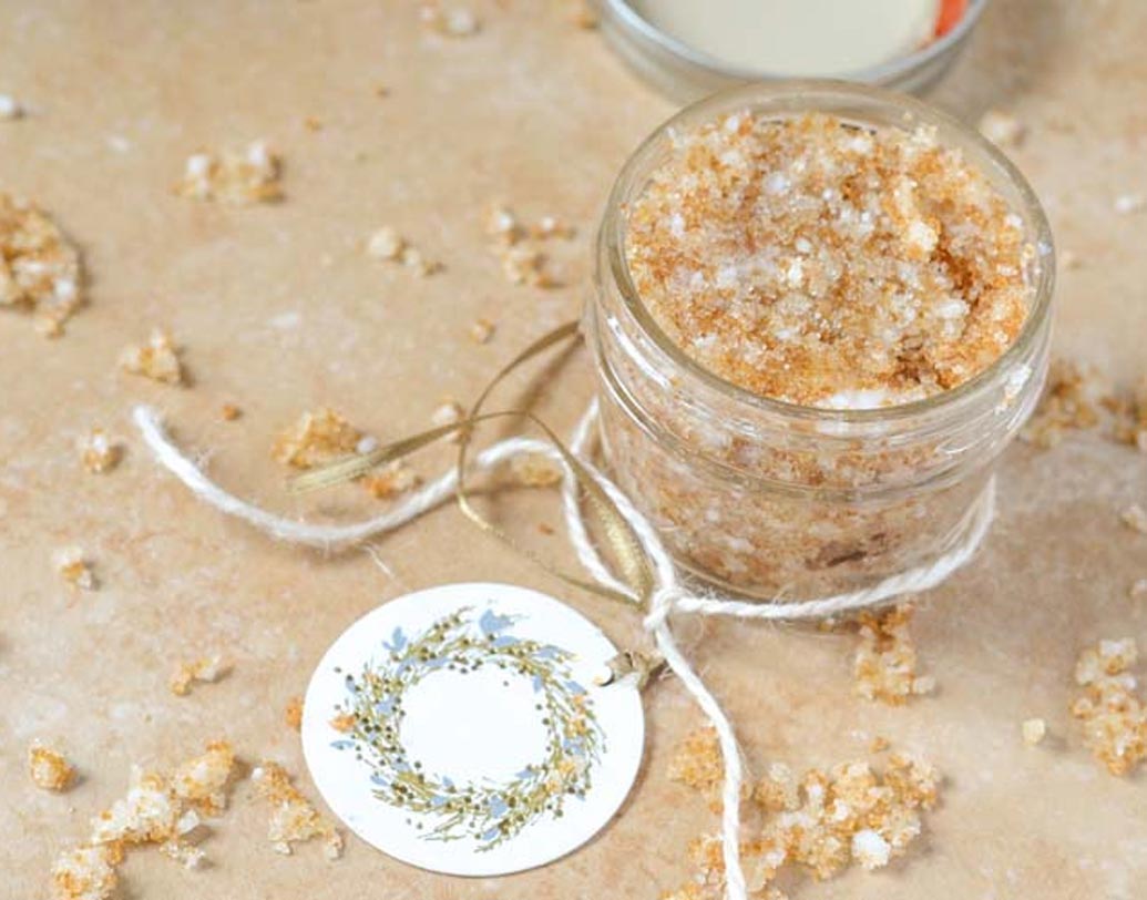 শীত আসার আগেই সম পরিমাণ ব্রাউন সুগার ও অলিভ অয়েল মিশিয়ে স্ক্রাব তৈরি করে রাখুন। শুরু থেকেই ২-৩ দিন অন্তর এই মিশ্রণ দিয়ে স্ক্রাব করুন।