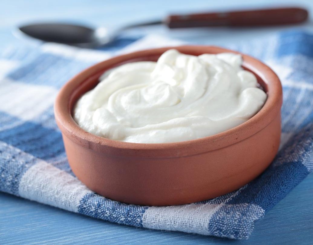 ত্বক শুষ্ক হয়ে গিয়ে এই সময় ব্যাকটেরিয়ার সংক্রমণও হতে পারে। তাই আর্দ্রতা বজায় রাখতে ময়শ্চারাইজারের বদলে প্রোবায়োটিক দিয়ে মাসাজ করুন।