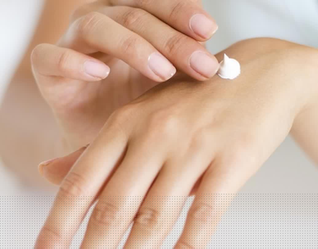 সকালে ঘুম থেকে উঠে যদি ত্বকের শুষ্ক ভাব কাটাতে চান তা হলে রাতভর হাত, পায়ের আর্দ্রতা বজায় রাখা জরুরি। রাতে ঘুমোতে যাওয়ার আগে ভাল কোনও হ্যান্ড অ্যান্ড ফুট ক্রিম মাসাজ করুন হাত, পায়ে।