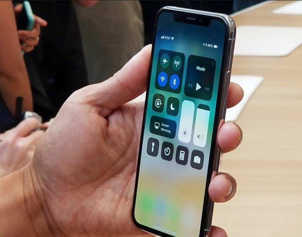 দাম শুনে চোখ কপালে উঠল?  চিন্তা নেই। পেয়ে যেতে পারেন ৭০ শতাংশ ছাড়। আপনি যদি আমাজনে অনলাইন বা অফলাইনে মোবাইলটি প্রি-বুকিং করেন, তবে পেয়ে যেতে পারেন সেই আকর্ষণীয় ডিসকাউন্ট।