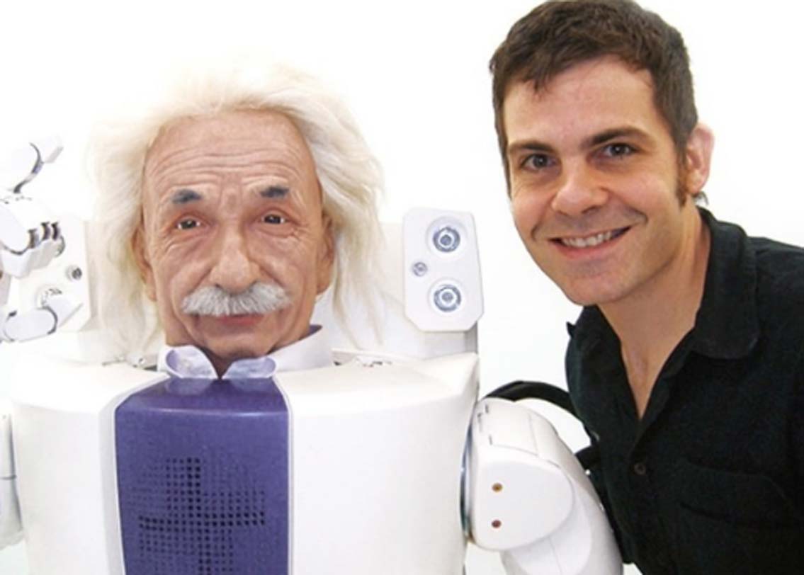 সোফিয়াকে তৈরি করার দায়িত্ব ছিলেন ডেভিড হানসন। বিশ্বব্যাপী এ ধরনের মানব-রোবট তৈরির ক্ষেত্রে খ্যাতি রয়েছে তাঁর।