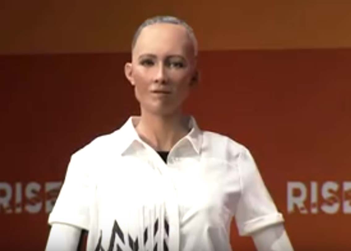 অত্যন্ত দক্ষতার সঙ্গে সংবাদ মাধ্যমের সামনে দাঁড়াতে দেখা গিয়েছে তাকে। সাবলীল ভাবে যে কোনও প্রশ্নের উত্তর দিতে দেখা গিয়েছে তাকে। সুরেলা কন্ঠে গান গাইতেও শোনা গিয়েছে।