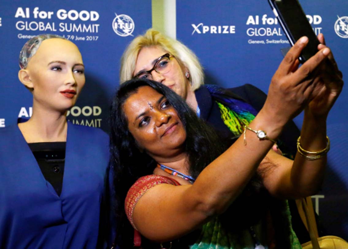 বিশ্বের প্রথম রোবট হিসেবে নাগরিকত্বের স্বীকৃতি দিতে চলেছে সোফিয়া। সৌদি আরবে এই নাগরিকত্ব পাবে সে। তাকে সঙ্গে নিয়ে সৌদি মহিলাদের সেলফি তুলতে দেখা গিয়েছে বিভিন্ন অনুষ্ঠানে। যদিও বিতর্ক উঠছে, লাখ লাখ মানুষ যখন রাষ্ট্রবিহীন নাগরিক হিসেবে ধুঁকছে, তখন একটি রোবট সৌদি নাগরিকত্ব পাওয়া নিয়ে।