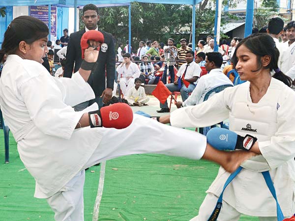 লড়াই: জেলা ক্যারাটে প্রতিযোগিতায় মেয়েরা। —নিজস্ব চিত্র।