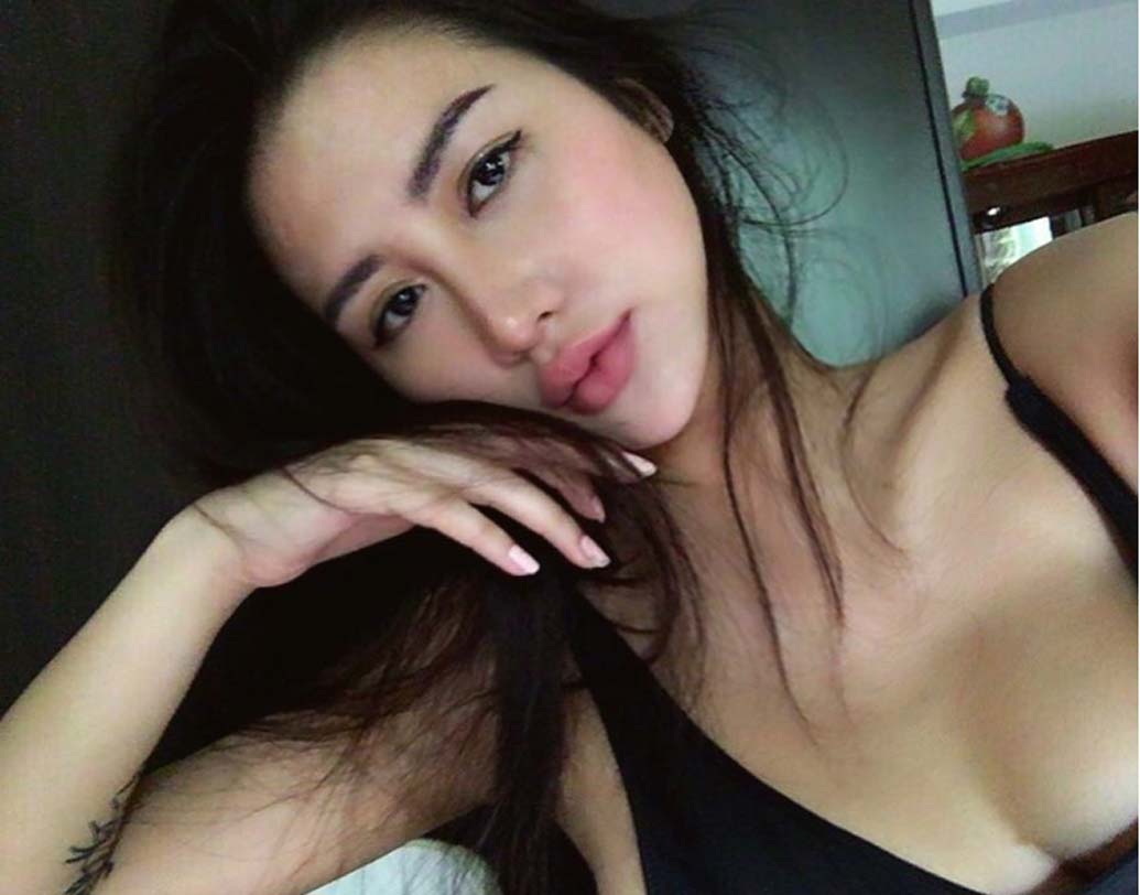 এই পরিচিতি বেশ উপভোগই করছেন তিনি। নার্স বললেই চিরাচরিত যে ছবি ফুটে উঠে তা ভেঙে দিয়েছেন ক্যারিনা। তবে সমালোচনাও কম শুনতে হচ্ছে না।