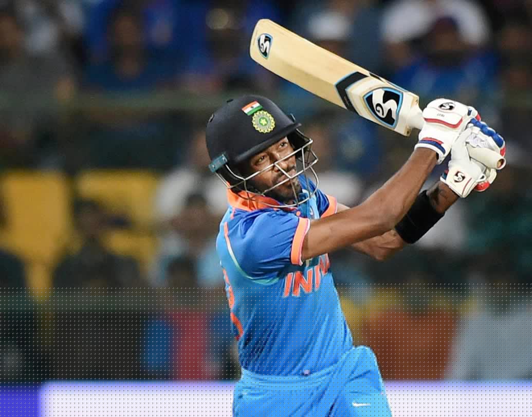 হার্দিক পাণ্ড্য: এই মুহূর্তে ভারতীয় দলের অন্যতম অলরাউন্ডার হার্দিক। ব্যাট এবং বল হাতে বহু ক্ষেত্রেই নিজের অবদান রেখেছেন এই তরুণ ক্রিকেটার।