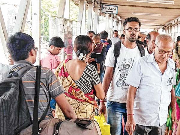 Footbridge overcrowded, daily passengers are facing problem at Kharagpur railway station