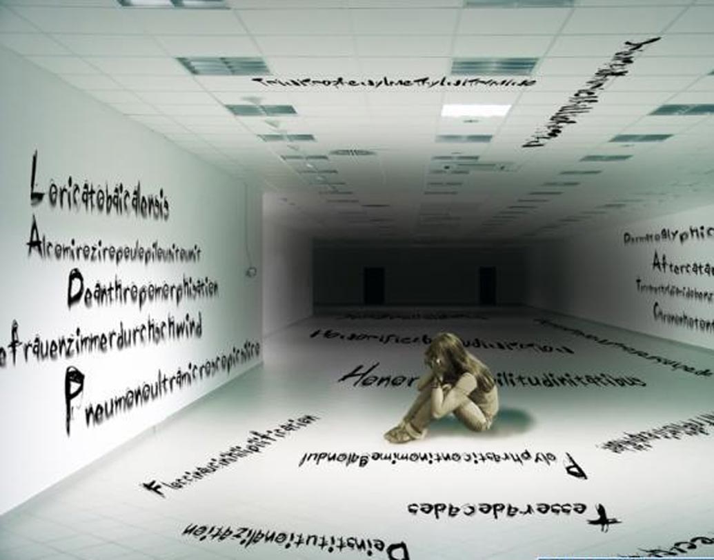 হিপোপোটোমনস্টোসেসকিপেডালিওফোব: যিনি এই ফোবিয়ার নাম দিয়েছেন তাঁর কৌতূক বোধের প্রশংসা করতেই হয়। এই ফোবিয়া থাকলে বড় কোনও শব্দ দেখলেই ভয় পায় মানুষ। বড় শব্দ পড়তে হলেই তাদের ভয়ে জ্বর আসে।