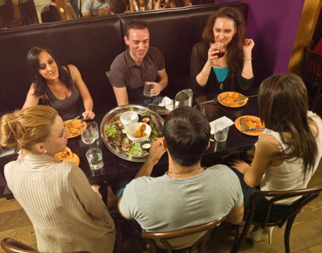 ডিনোফোবিয়া: সামাজিক অনেক কিছু নিয়েই মানুষের ফোবিয়া রয়েছে। যা এক সঙ্গে বলা হয় সোশিওফোবিয়া। তারই একটি হল ডিনোফোবিয়া। এই ফোবিয়া থাকলে মানুষ ডিনার পার্টিতে আমন্ত্রিত হতে বা অনেকের সঙ্গে টেবলে বসে ডিনার করতে ভয় পান।