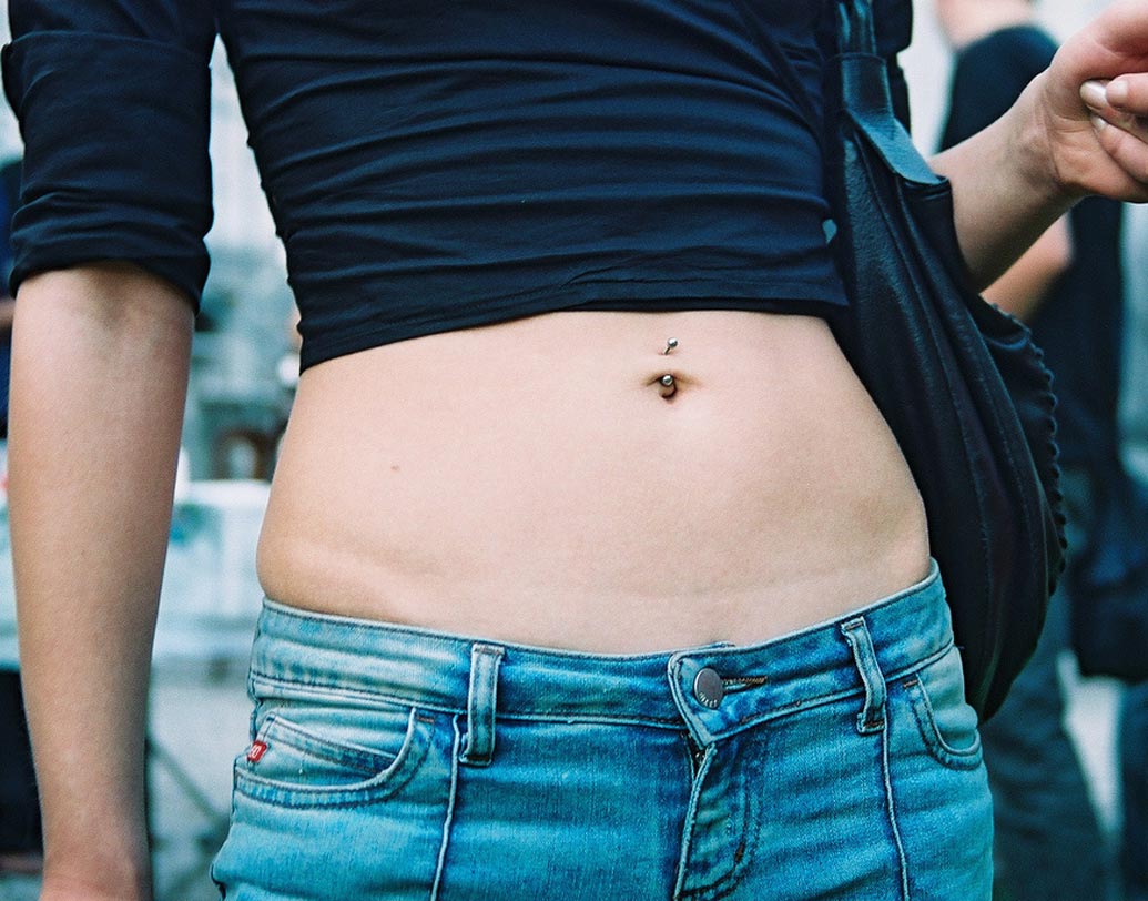 ওমফালোফোবিয়া: নাভি মানুষের শরীরের অন্যতম উত্তেজক অঙ্গ। কিন্তু কিছু মানুষ রয়েছেন যারা নাভি দেখলেই ভয় পান। নাভিজড়িত কোনও বিশেষ স্মৃতির কারণে হতে পারে।