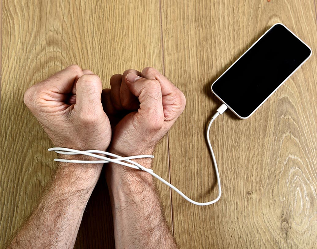 নোমোফোবিয়া: এখন আমরা সম্পূর্ণ ভাবে স্মার্ট ফোনের উপর নির্ভরশীল। তাই ক্রমশই বাড়ছে এই ফোবিয়া। নোমোফোবিয়া হলে মানুষ ফোন ছাড়া জীবন কাটানোর বা ফোন হারানোর ভয়ে ভুগতে থাকে।