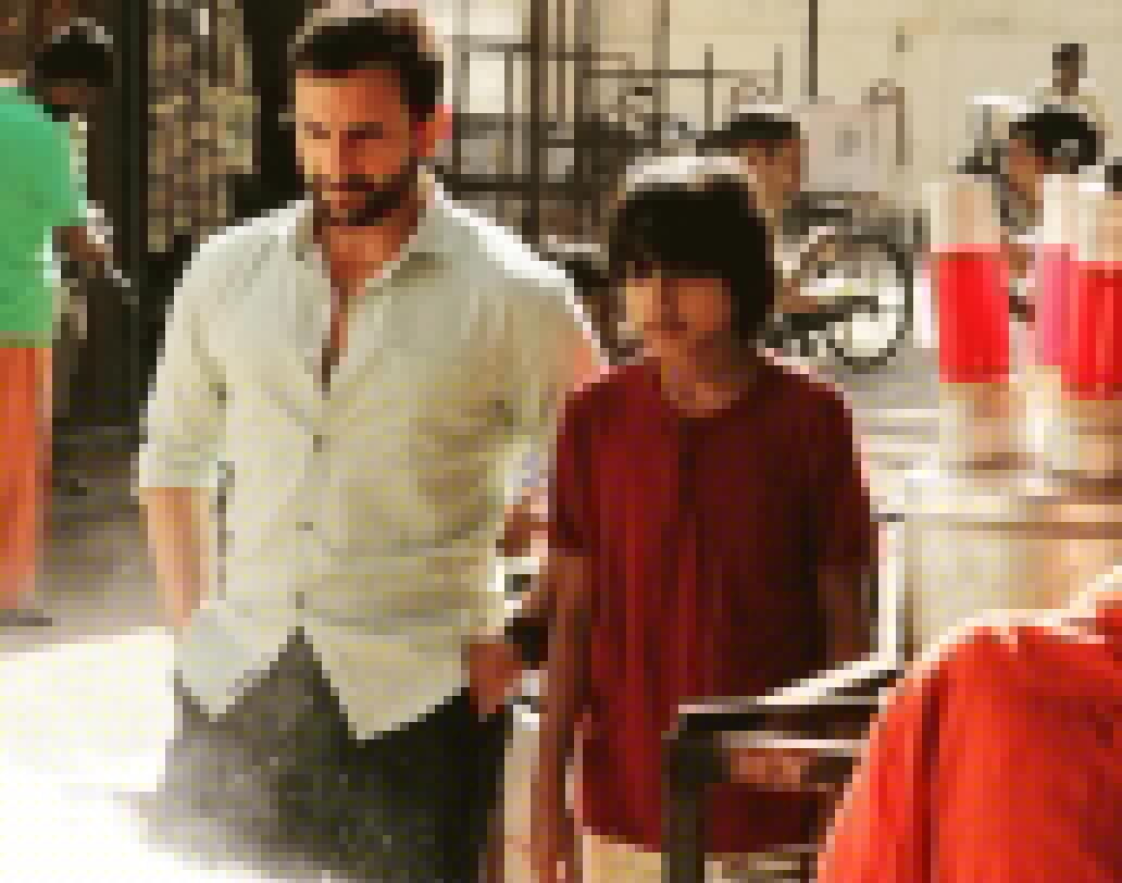 সইফ আলি খানের এ বছরের বহু প্রতীক্ষিত ছবি। ‘শেফ’ মুক্তি পাচ্ছে আগামী ৬ অক্টোবর। এই ছবিতে প্রসেনজিতের ‘অপরাজিতা তুমি’ ছবির নায়িকা পদ্মপ্রিয়াও রয়েছেন। পরিচালক রাজা কৃষ্ণ মেননের কমেডি ছবি ‘শেফ’।