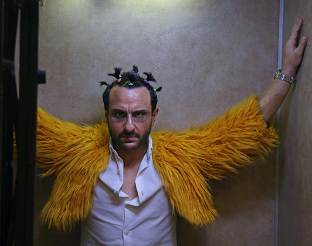 বলিউডের ব্ল্যাক কমেডি জঁরের ছবি ‘কালাকান্দি’। ছবির পোস্টারেই নজর কেড়েছিলেন সইফ আলি খান। ছবি মুক্তি পাবে ৮ অক্টোবর।