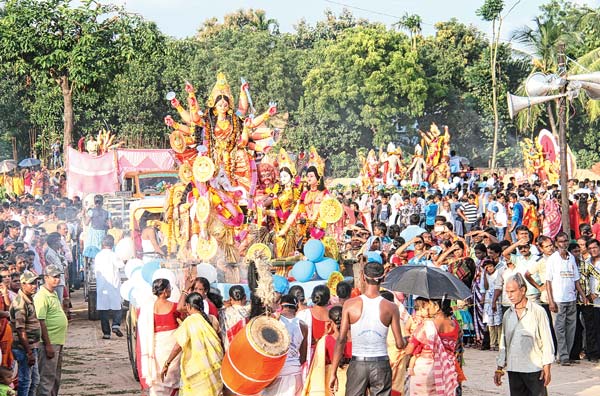 মহাসমারোহে: বর্ধমানের কাঞ্চননগরে দুর্গাপুজোর প্রতিমা বিসর্জনের শোভাযাত্রা। সোমবার। ছবি: উদিত সিংহ