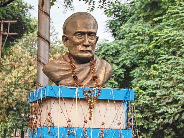 অযত্নে: আসানসোলে বিদ্যাসাগরের মূর্তি। নিজস্ব চিত্র