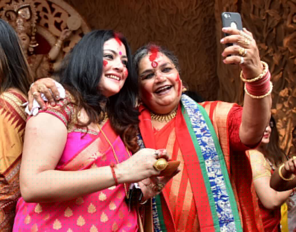 সেলফিতে মগ্ন অগ্নিমিত্রা ও ঊষা।