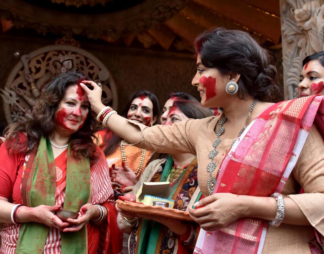 মুনমুনকে সিঁদুর পরিয়ে দিলেন গার্গী।