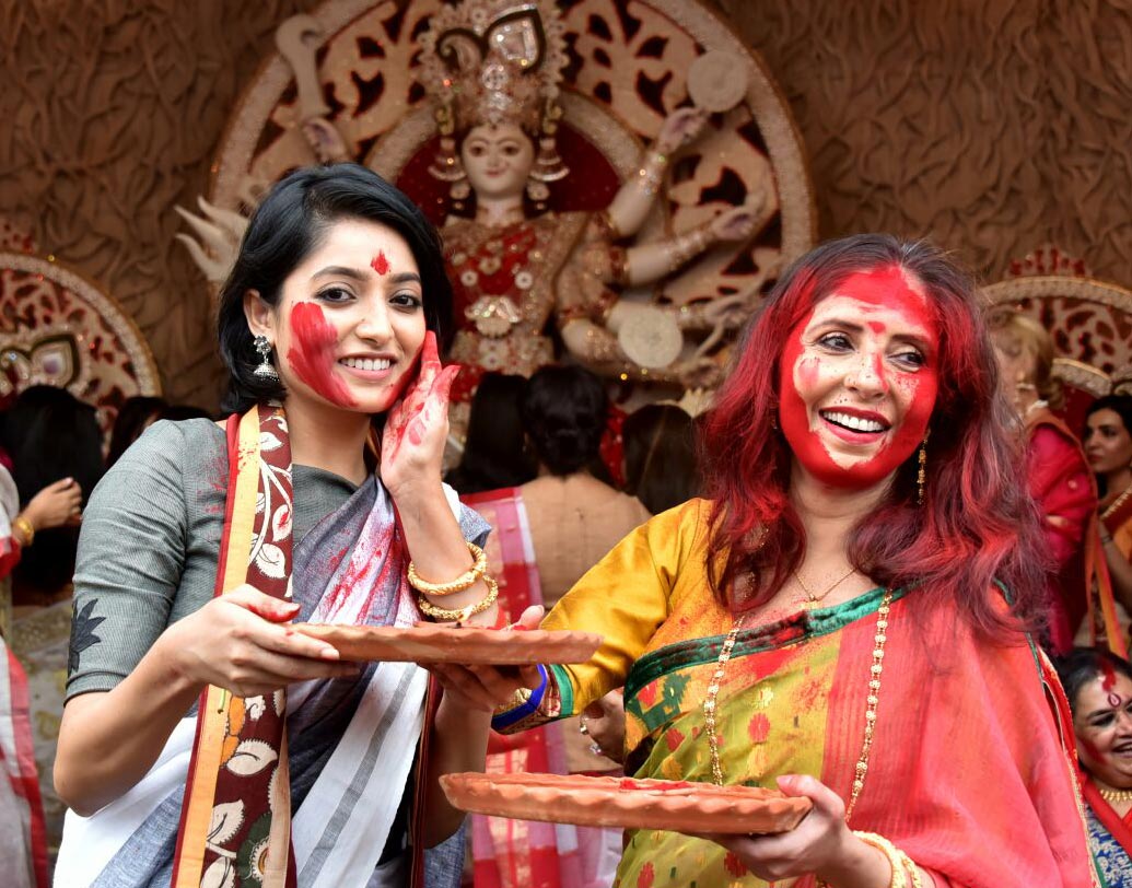 ইশাকে রাঙিয়ে দিলেন চৈতি।