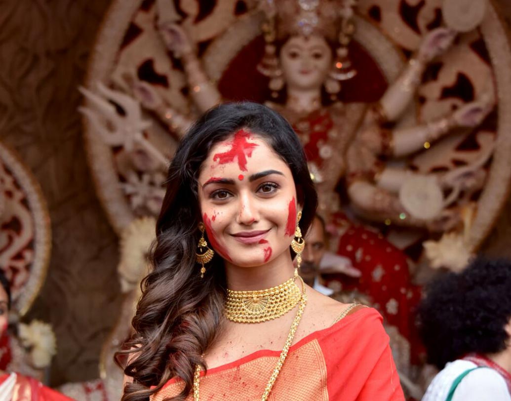 সিঁদুরে রাঙা হয়ে উঠলেন ত্রিধা।