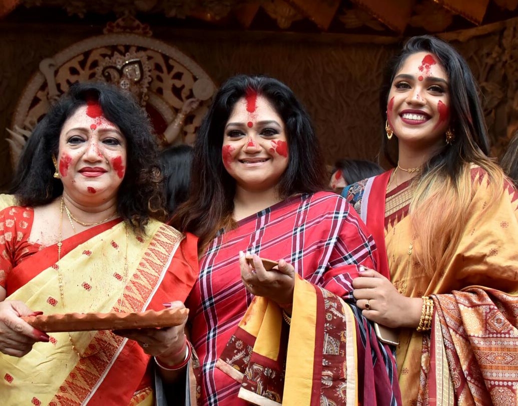 মায়ের সঙ্গে মানেকা ও মুমতাজ।