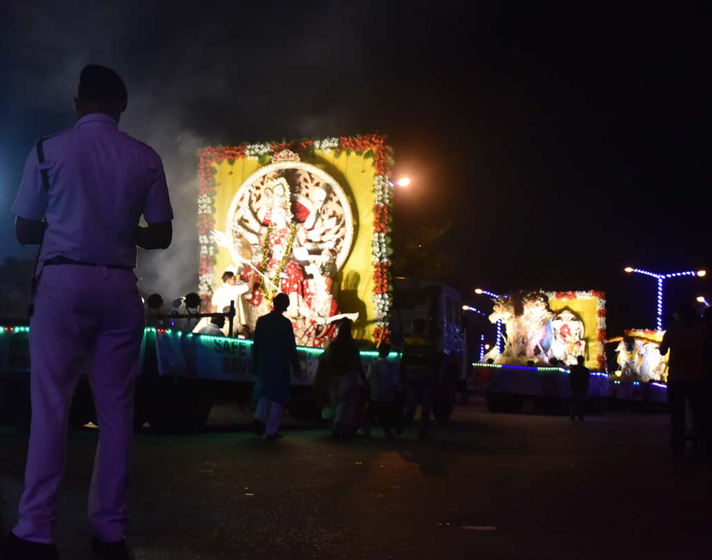 বিসর্জনের আগে প্রতিমা নিয়ে এই কার্নিভাল এ বার পা দিল দু’বছরে।