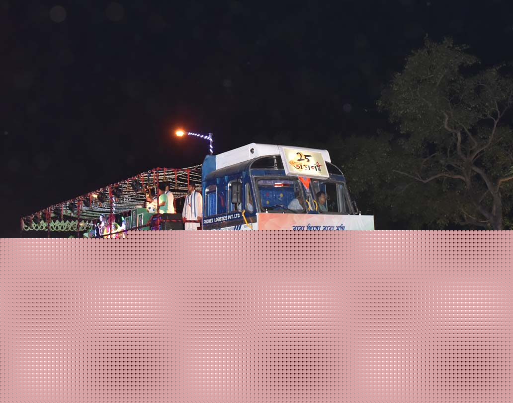 কলকাতার ৬৮টি পুজো কমিটির সঙ্গে জড়িত সদস্যরা শোভাযাত্রায় পায়ে হেঁটে অংশ নেন।