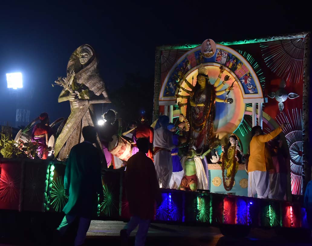 এখান থেকেই পুজো কমিটিগুলি স্ট্র্যান্ড রোড ধরে বির্সজন দিতে চলে যায় গঙ্গার বিভিন্ন ঘাটে।
