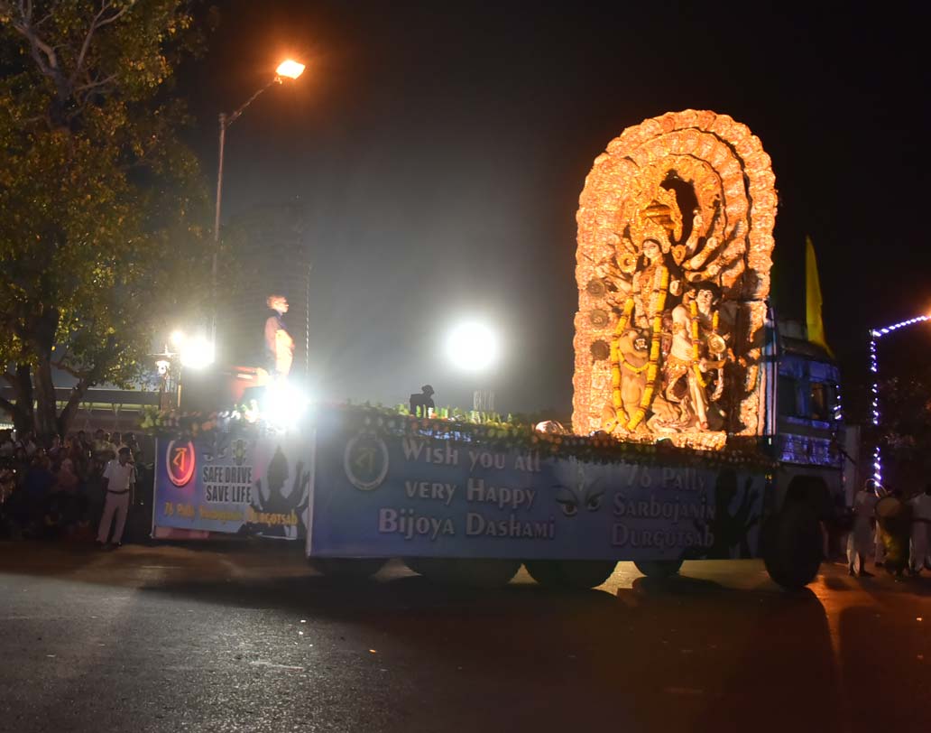 রেড রোডের কার্নিভালে গোটা রাস্তা সাজানো হয়েছিল আলোর মালায়।