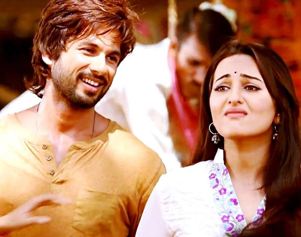 শাহিদ কপূর ও সোনাক্ষীর এই ছবির প্রথমে নাম ঠিক করা হয় ‘র‌্যাম্বো রাজকুমার’। ইন্ডাস্ট্রি সূত্রে খবর, প্রভু দেবা পরিচালিত এই ছবির নাম ভাল নয় বলে বিভিন্ন মহল থেকে ইঙ্গিত পান তিনি। পরে তিনিই এর পরিবর্তন করে ‘আর রাজকুমার’ রাখেন।