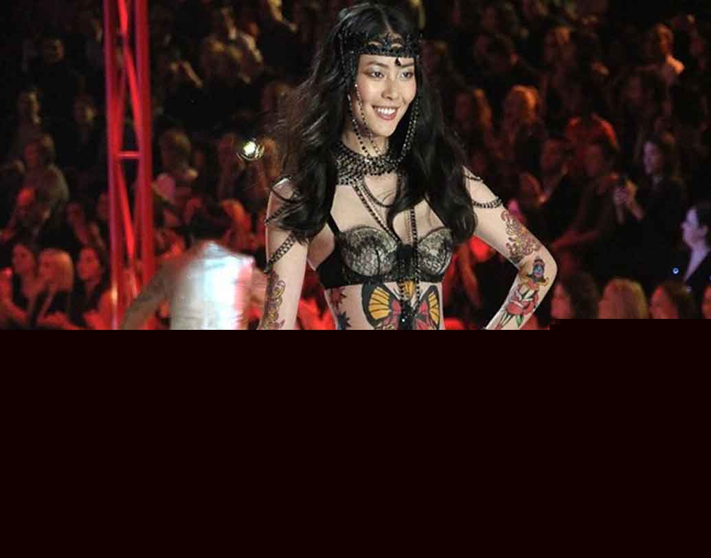 চিনা সুপার মডেল লিউ ওয়েনের স্থান ঠিক এর পরেই। তিনিই প্রথম এশীয় মডেল যিনি ভিক্টোরিয়া’স সিক্রেটের মডেল হলেন। তাঁকে এই সংস্থা দিচ্ছে বার্ষিক ৪৪ কোটি ৫৭ লক্ষ টাকা।