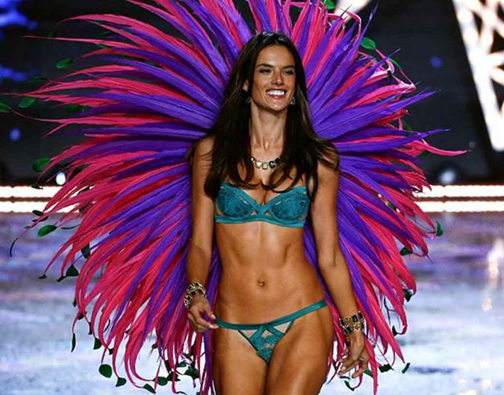 ২০০৭ সালের মে মাসে ভিক্টোরিয়া’স সিক্রেটের সুন্দরী হিসেবে আত্মপ্রকাশ করেছিলেন আলসান্ড্রা অ্যাম্ব্রোসিও।র্যা ম্পে হাঁটার জন্য তাঁর সঙ্গে ভিক্টোরিয়া’স সিক্রেটের বার্ষিক চুক্তির পরিমাণ প্রায় ৩২ কোটি টাকার।