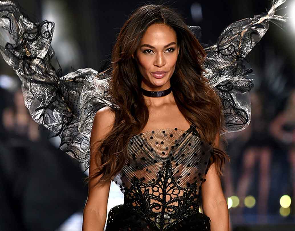 ২০১১ সাল থেকে ভিক্টোরিয়া’স সিক্রেটের হয়ে র্যা ম্পে হাটছেন রিকান স্মলস। ডেইলি মেল সূত্রে খবর এ জন্য তাঁকে বার্ষিক ২৮ কোটি ৬৫ লক্ষ টাকা করে দেওয়া হয়।