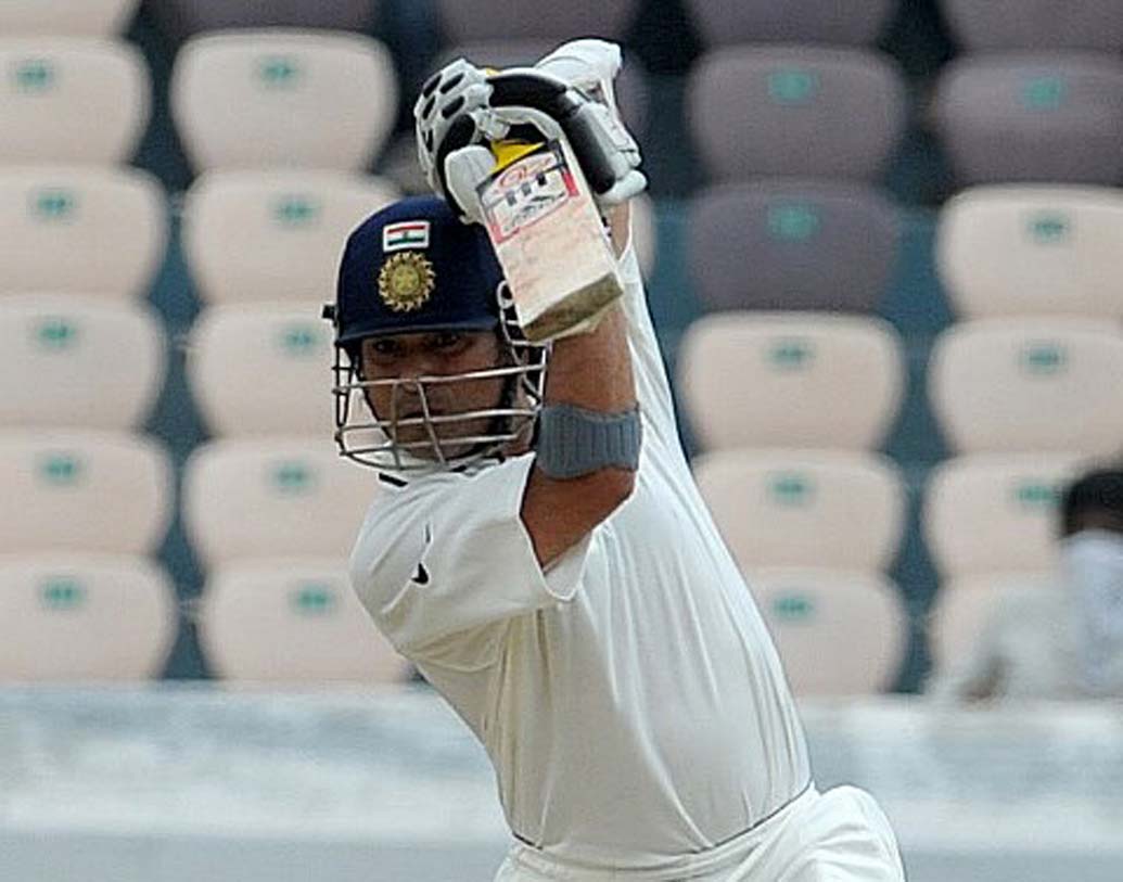 সচিন তেন্ডুলকর: ক্রিকেট ঈশ্বর সচিন তেন্ডুলকরকেও নিজের দলে পাঁচ নম্বর ব্যাটিং অর্ডারে রেখেছেন ভিত্তোরি।