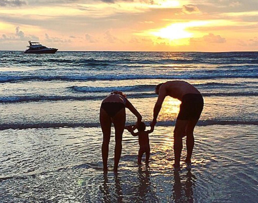 স্বামী দিনো লালভানি এবং ছেলে জ্যাকের সঙ্গে পারফেক্ট হলিডে কাটাচ্ছেন অভিনেত্রী।