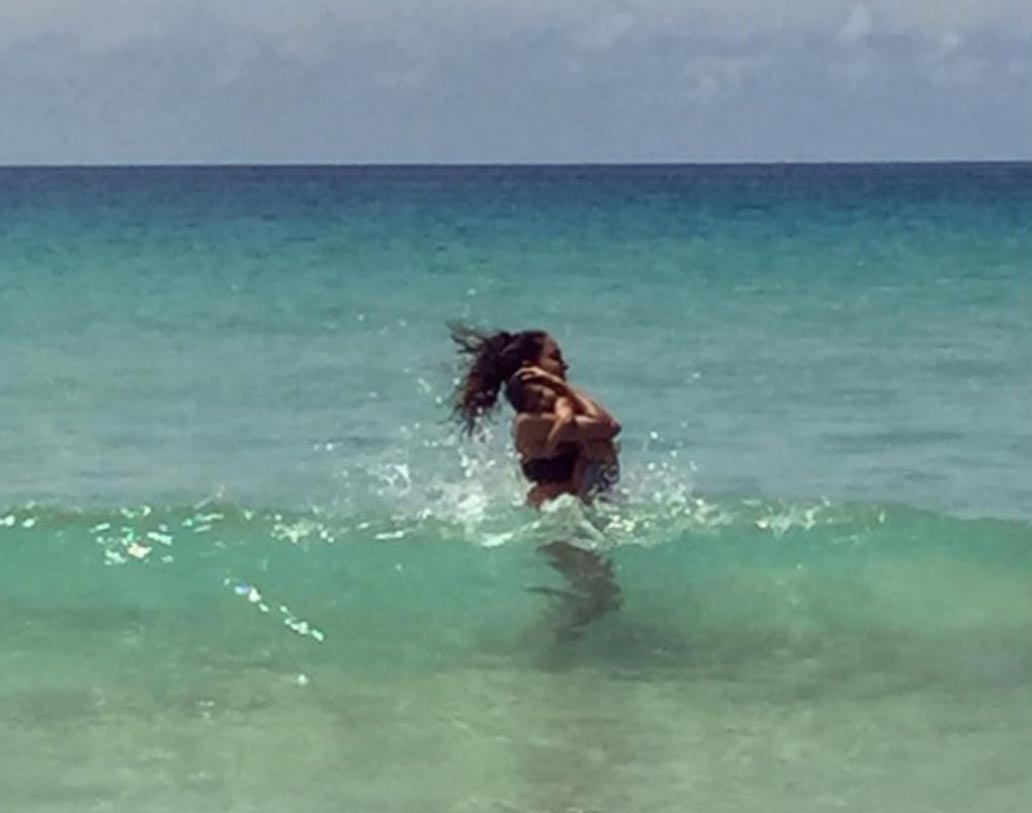 সবে কয়েক মাস হয়েছে ছেলে জ্যাকের। তাকে এখন থেকেই সাঁতার শেখাচ্ছেন লিসা।